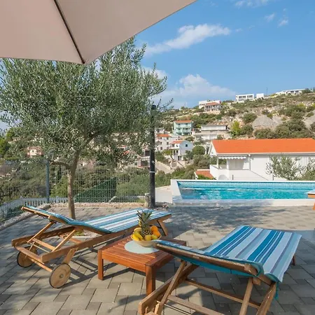 Calma With Swimming Pool Holiday home Sevid