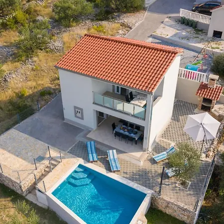Calma With Swimming Pool Holiday home *
